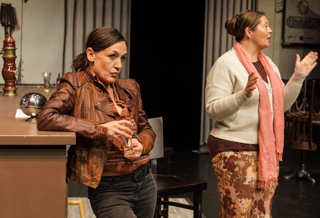 Cécile Carles et Muriel Darras dans un Air de Famille d'Agnès Jaoui et Jean-Pierre Bacri par le Grenier de Toulouse