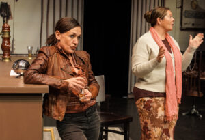 Cécile Carles et Muriel Darras dans un Air de Famille d'Agnès Jaoui et Jean-Pierre Bacri par le Grenier de Toulouse