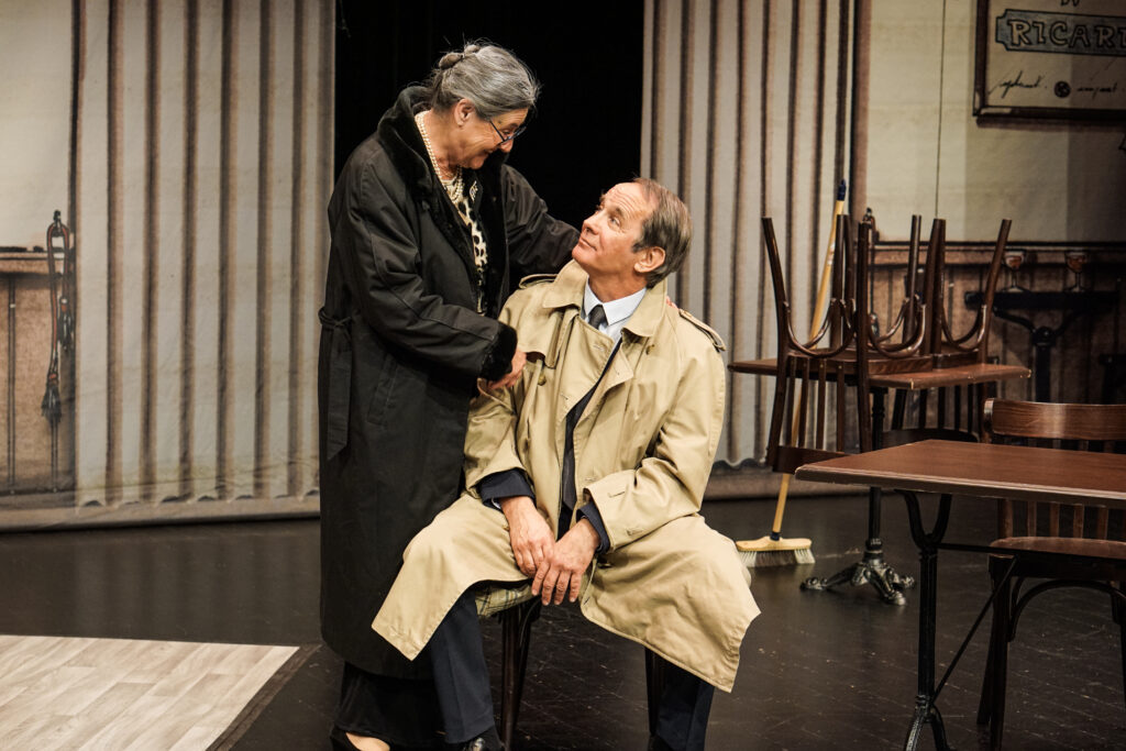 Claire de Beaumont et Samuel Mathieu dans un Air de Famille d'Agnès Jaoui et Jean-Pierre Bacri par le Grenier de Toulouse