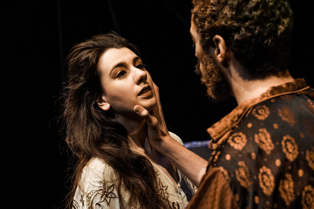 Roxane Brunet et Ibrahim Hadjtaieb dans Othello