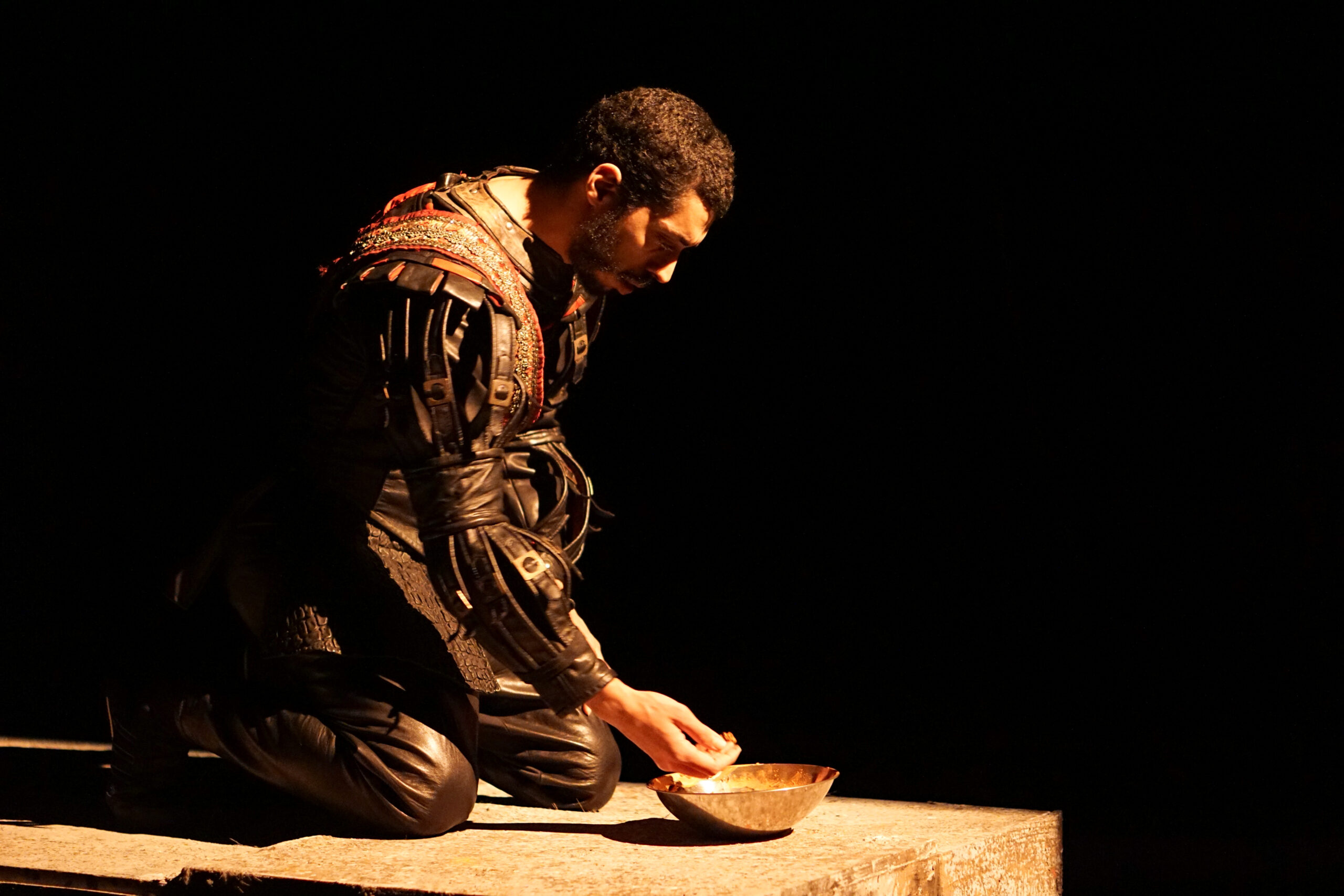 Ibrahim Hadjtaieb dans Othello. Photo : Claire Gontaud
