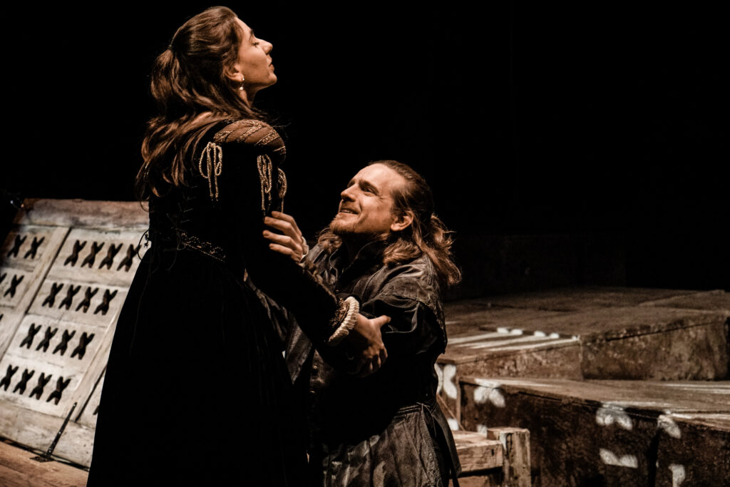 Roxane Brunet et Lucas Saint-Faust dans Othello