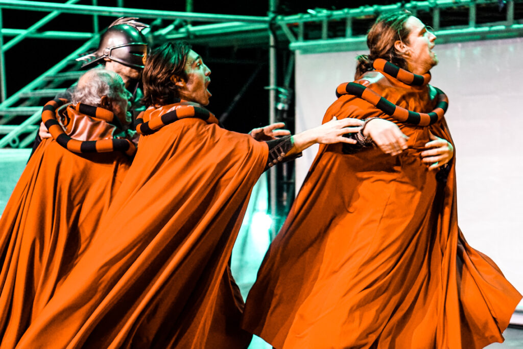 Lucas Saint-Faust et Yohann Villepastour dans Ubu Roi Photo : Claire Gontaud