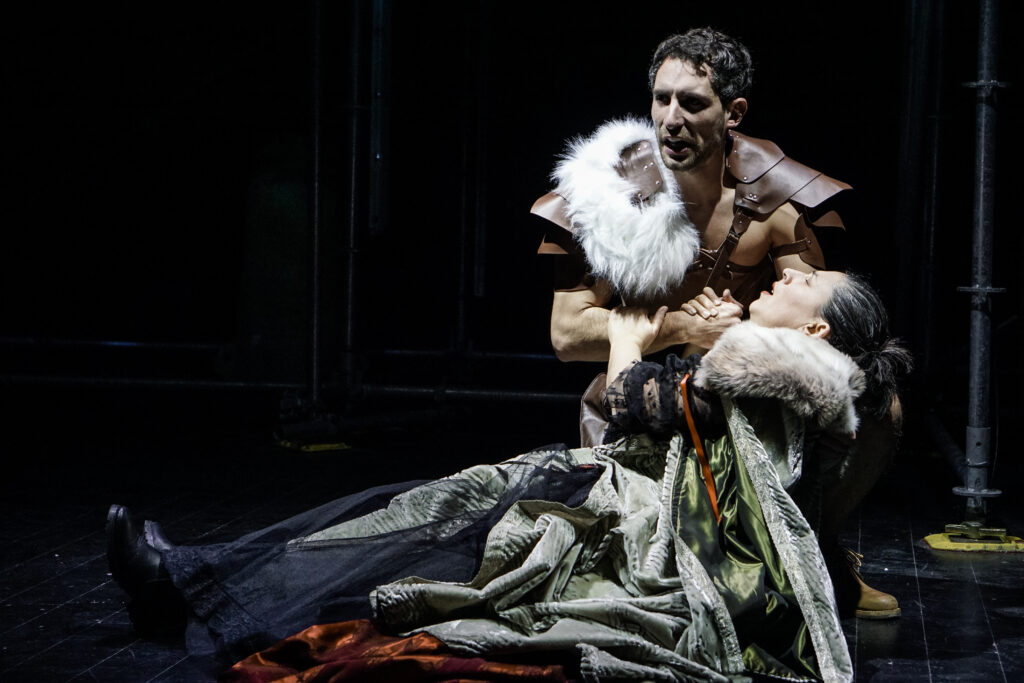 Stéphanie Villanti et Loïc Carcassès dans Ubu Roi Photo : Claire Gontaud
