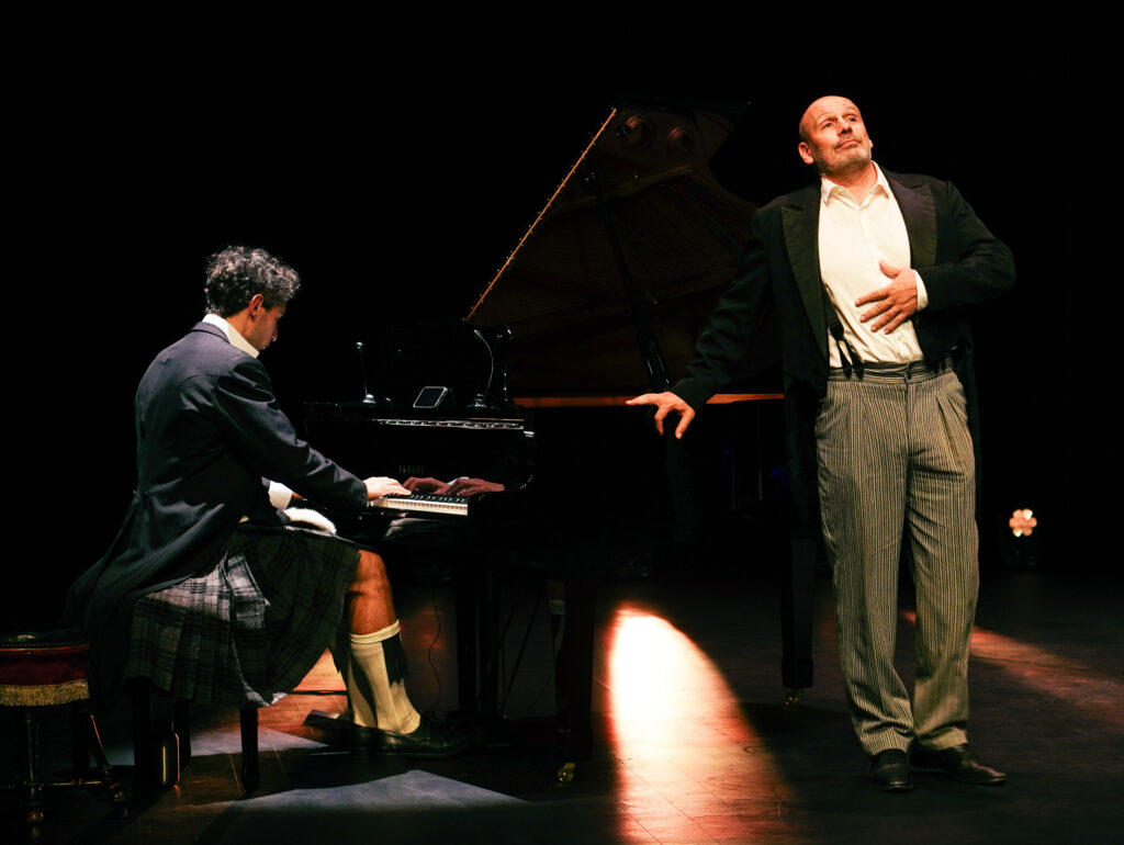 2 poids, 3 mesures un spectacle du Grener de Toulouse Adaptation et mise en scène Laurence Roy Avec Laurent Collombert et Loïc Carcassès textes : Raymond Devos